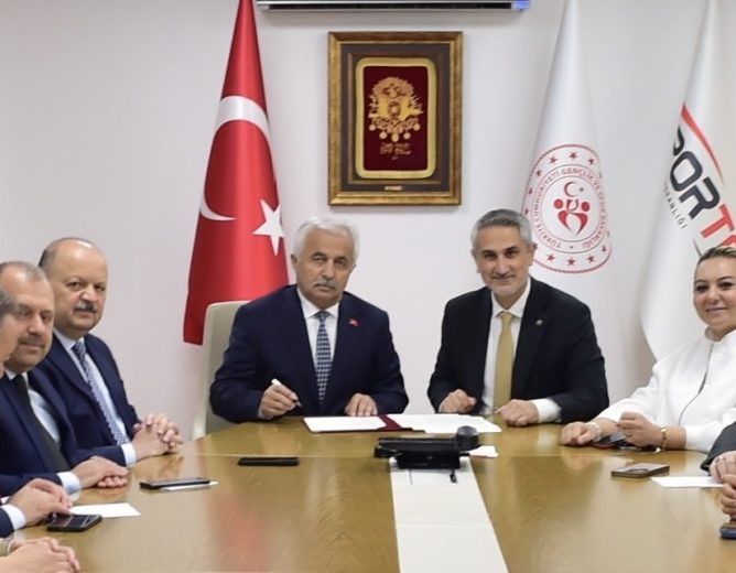  YÜZME HAVUZU YAPIM SÖZLEŞMESİ İMZALANDI